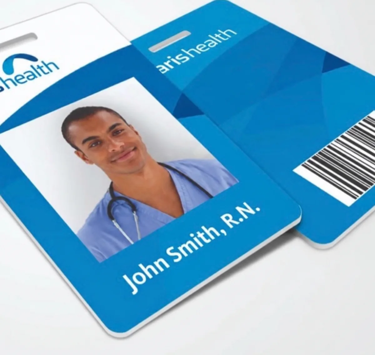 Ejemplo de credencial personalizada con foto y código de barras, vista de frente y dorso