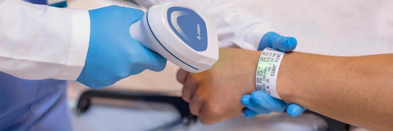 Verificación del brazalete de un paciente